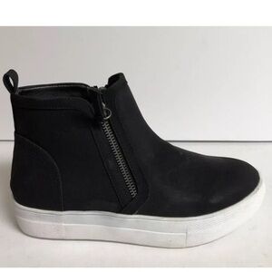 Not Rated Women’s Tina Black Zip Ankle Booties, Size 6M.